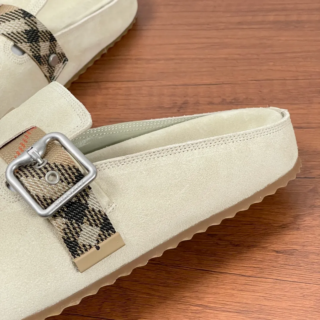 Men's Men's Shoes 💰340【New Style】🐝🐝Burberry New Burberry - Men's Checked Leather Urchin Half-Flop Sandal Made of soft suede cowhide and calfskin, these half-flop sandals feature an adjustable B-shaped buckle strap and are decorated with the signature sand-colored Burberry check in jacquard worsted. The upper wraps around the midsole and is paired with a sole made of the same upper material with an embossed logo on the heel and a wavy rubber outsole embellished with the Burberry lettering. Fashionable and casual! Comes with full set of original packaging dust bag! Code number: 39-40-41-42-43-44 standard code (38/45 can be customized and returns and exchanges are not supported)